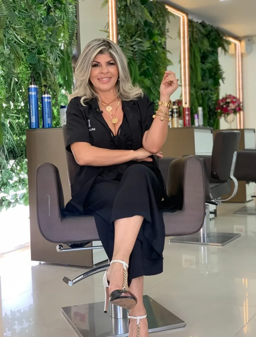 Cidinha Lins, CEO e fundadora do Studio Lins, no salão