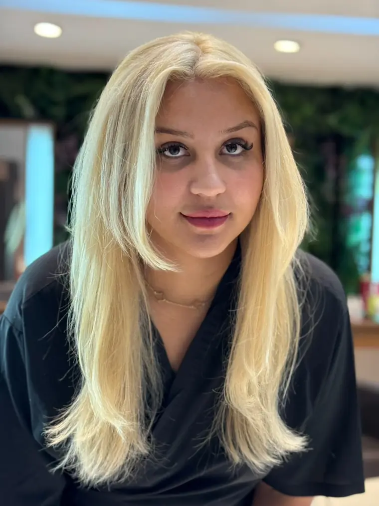 Depois: loiro platinado liso