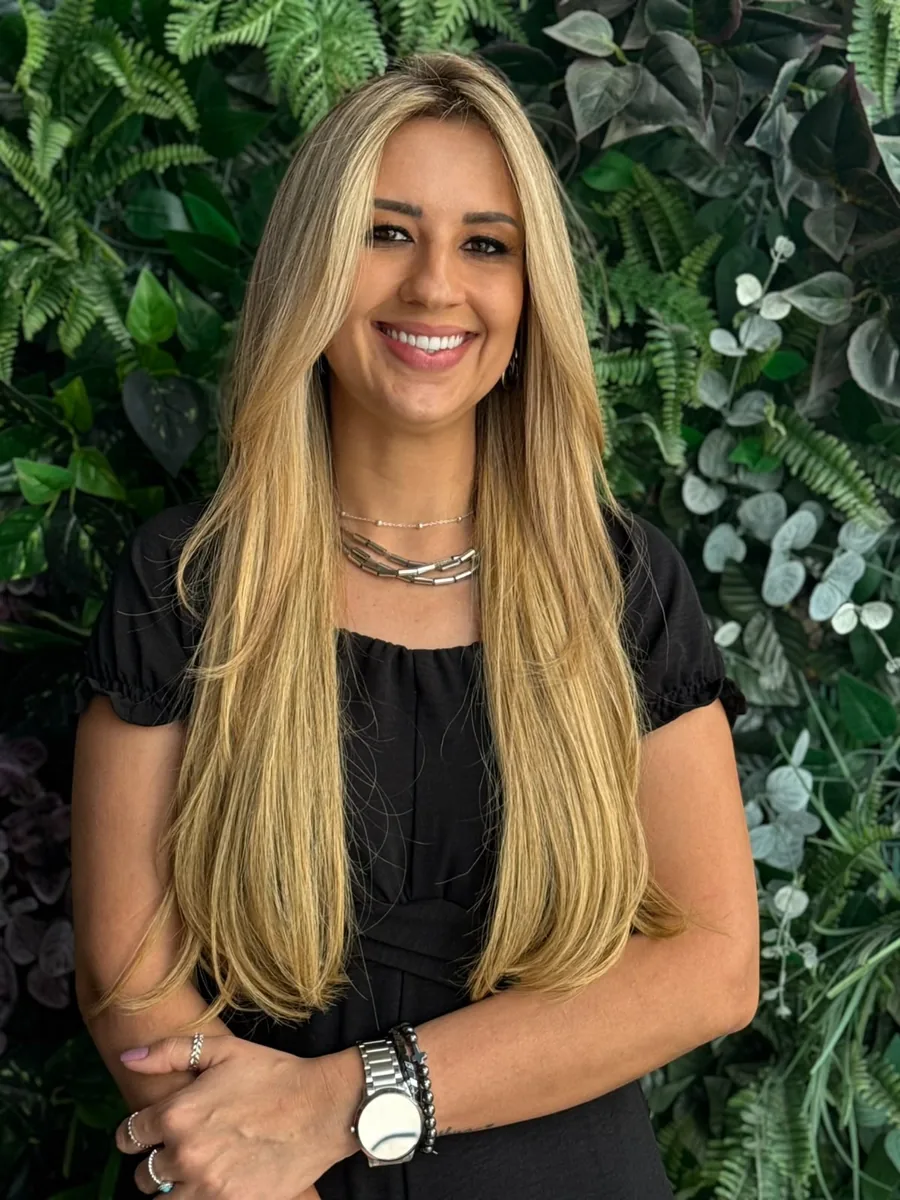 Depois: mega hair loiro longo com acabamento natural