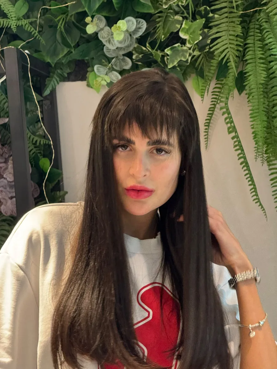 Depois: mega hair aplicado em cabelo curto, resultado longo