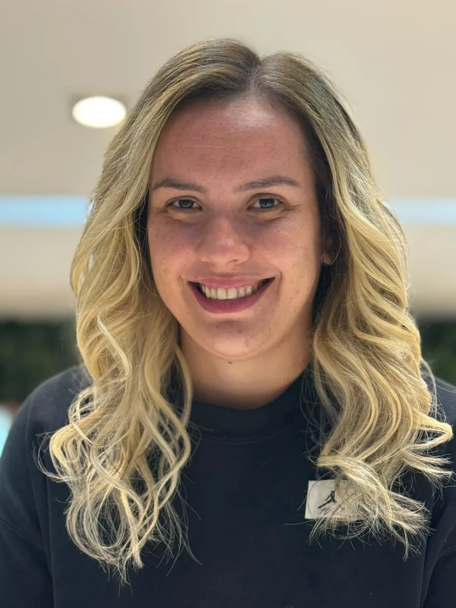 Depois: mega hair com ondas e volume natural